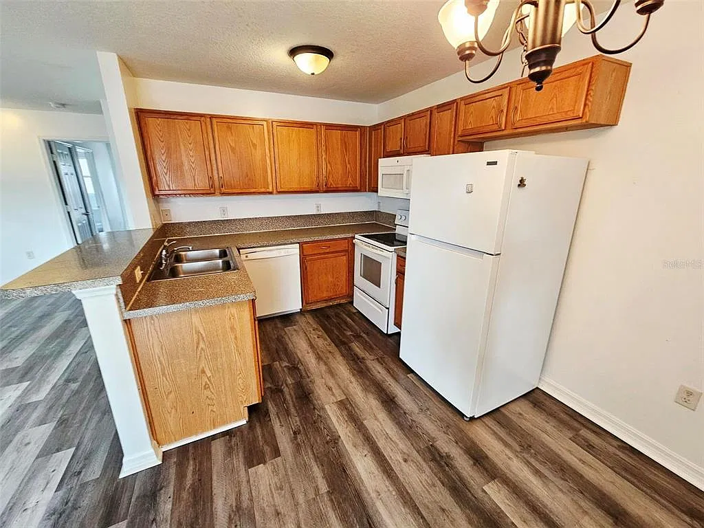 3 bed, 2.0 bath, 1584 sqft, $1,900 — Photo 4