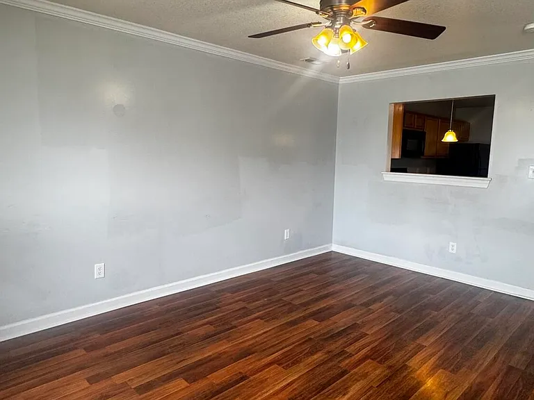 504 Streamwood Dr — Photo 2