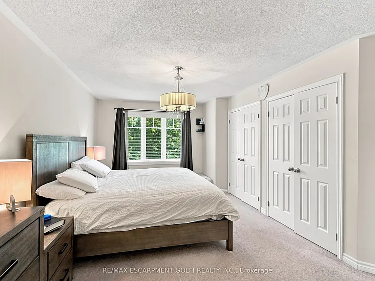 1050 Ryckman Cmn — Photo 13