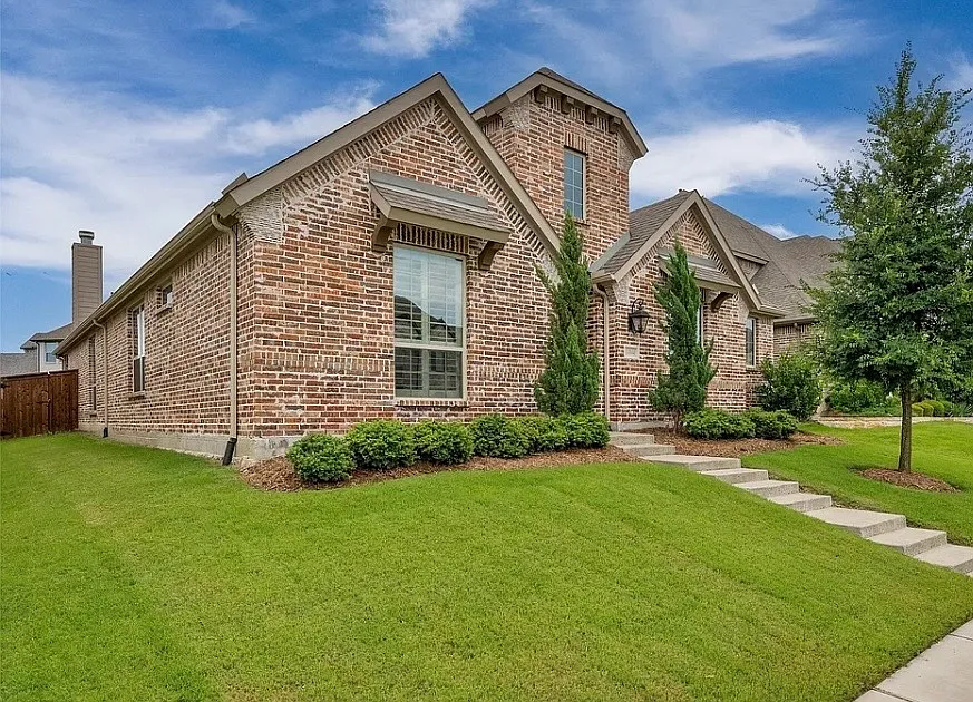 4 bed, 2212 sqft, $3,095 — Photo 2
