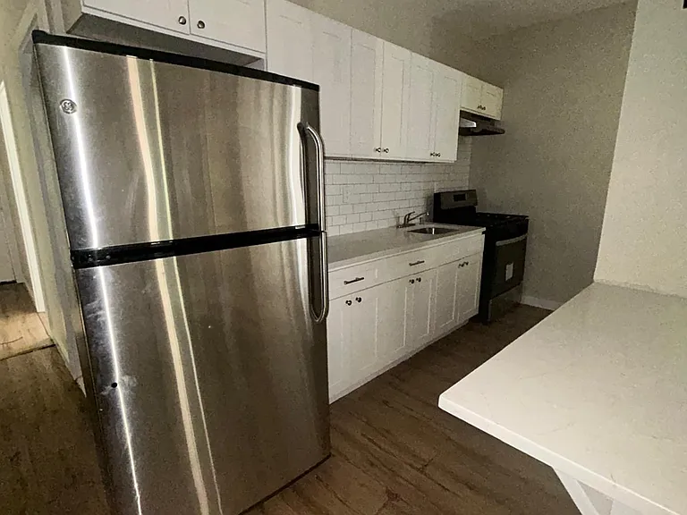 139 N 11th St #1R — Photo 7