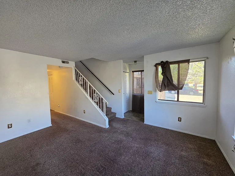 627 1/2 Highline Dr — Photo 3
