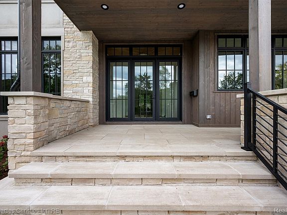 4th image of 592 Lakeside Dr