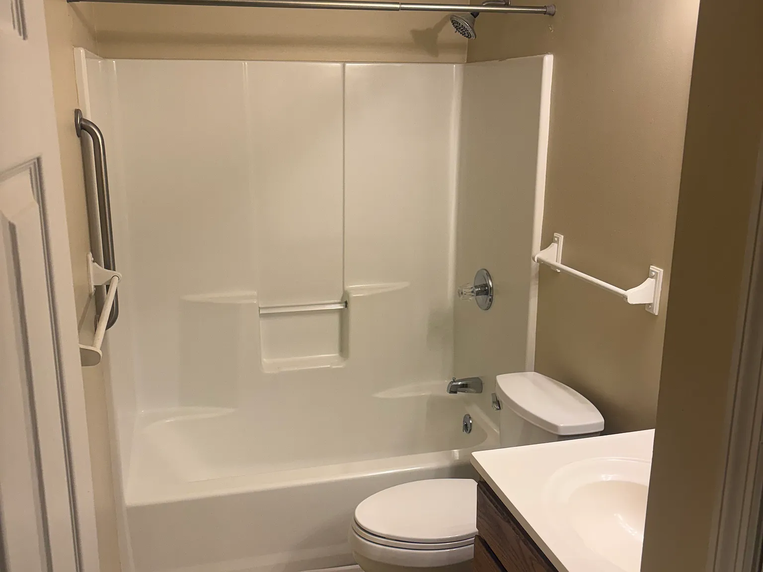 2 bed, 975 sqft, $1,200 — Photo 2
