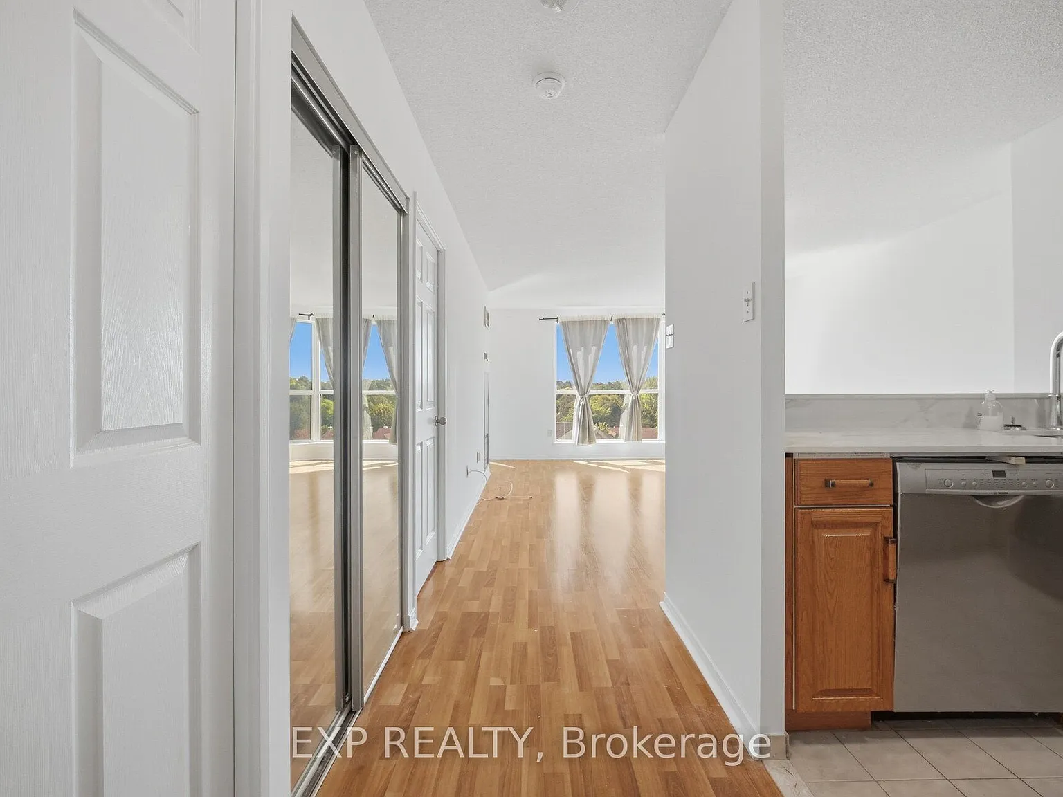 1 bed, $2,400 — Photo 4