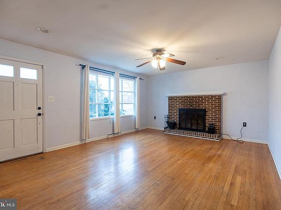 5th image of 824 Fox Meadow Rd