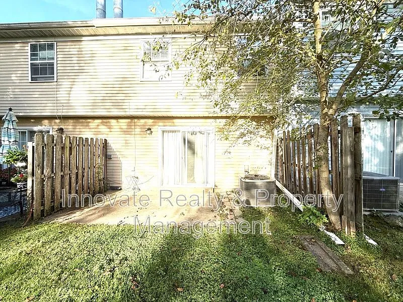 3 bed, 2.5 bath, 1466 sqft, $2,500 — Photo 3