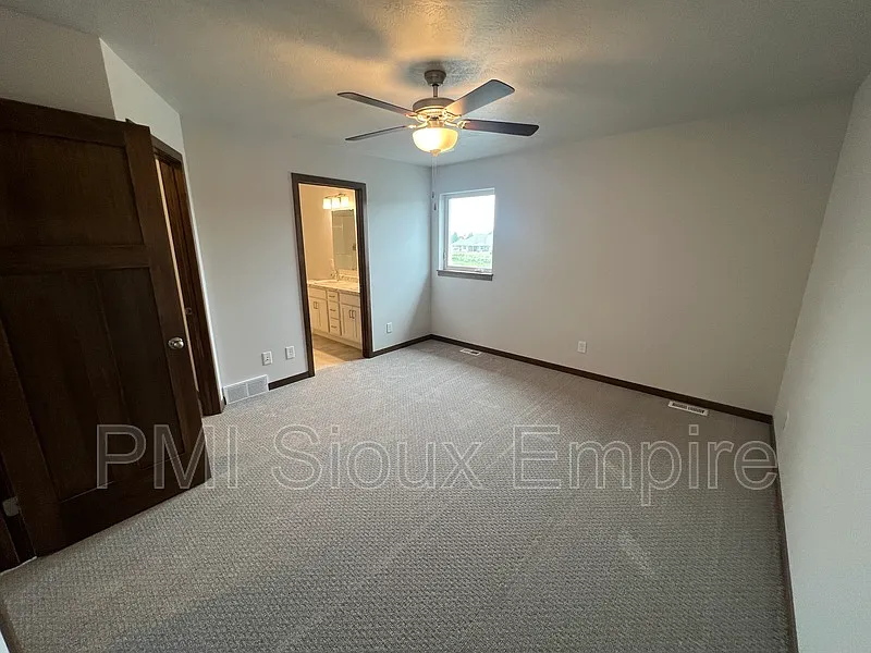 3 bed, 3.0 bath, 1600 sqft, $1,850 — Photo 4