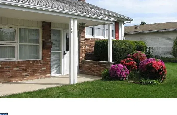 4 bed, 1.5 bath, 1850 sqft, $2,600 — Photo 2