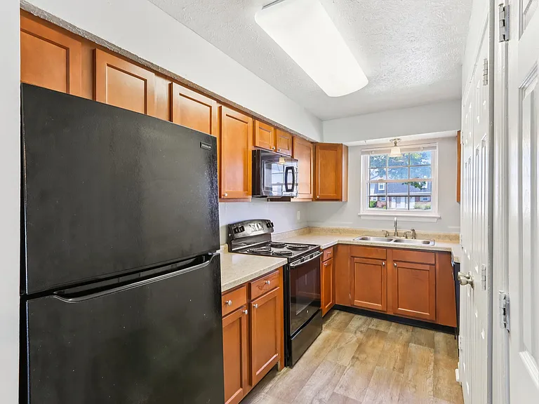 Castleton Manor Apartments — Photo 42