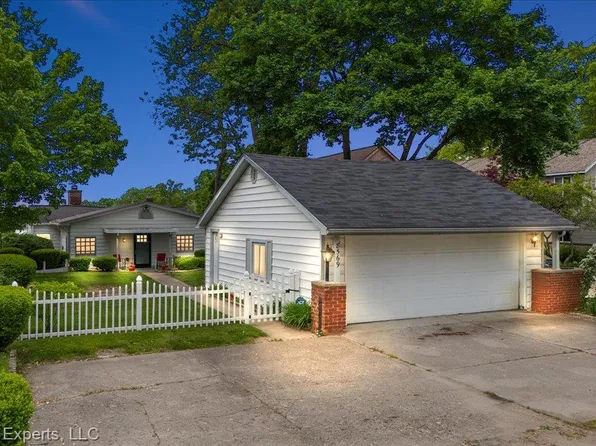 8569 Cooley Beach Dr, White Lake, MI 48386