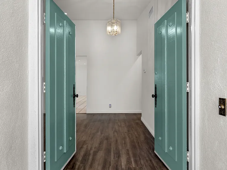 5892 Oak Meadow Dr — Photo 3