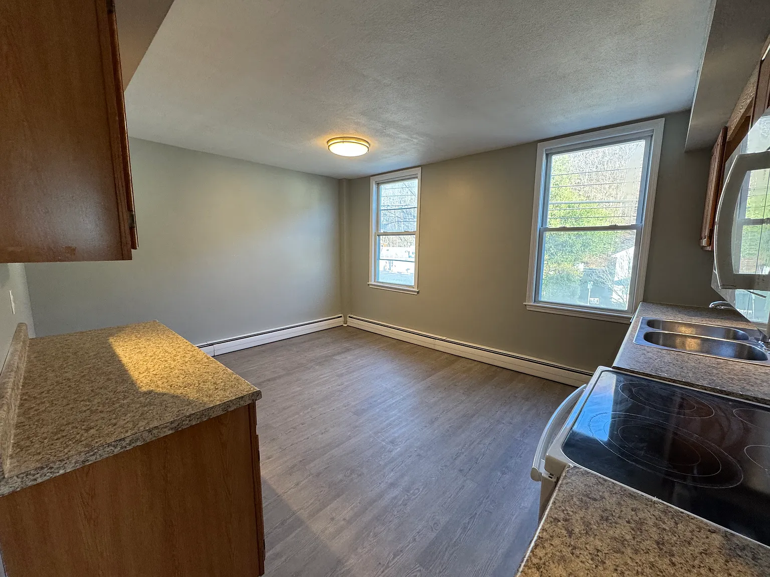 2 bed, 1080 sqft, $1,295 — Photo 2
