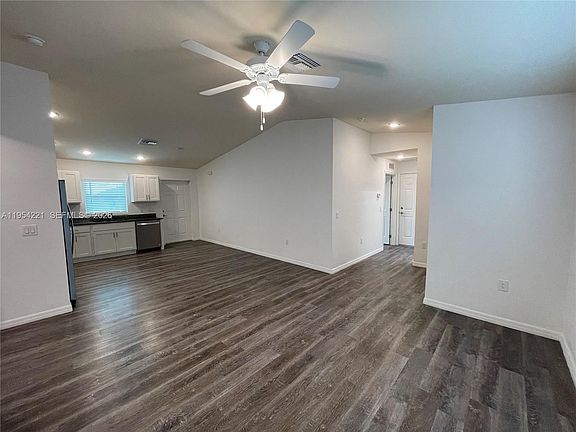 4th image of 131 Carousel Ave