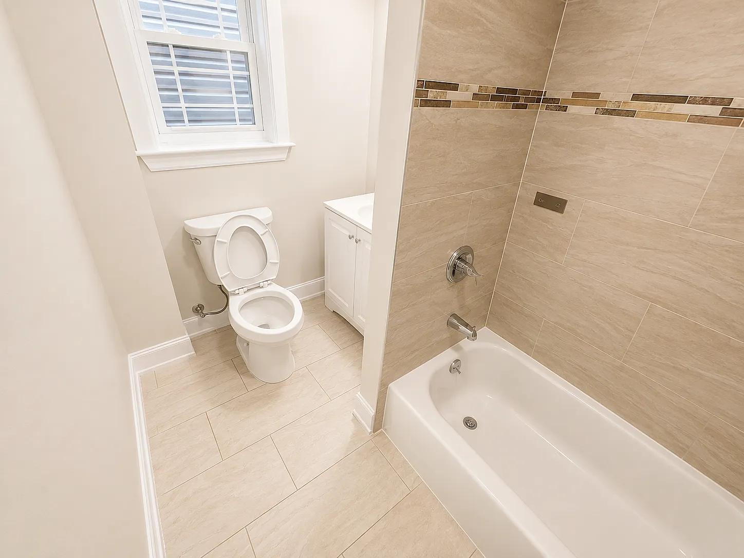 3 bed, 1200 sqft, $2,045 — Photo 3