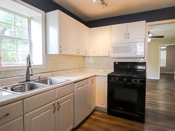 2nd image of 1004 Oleander Dr