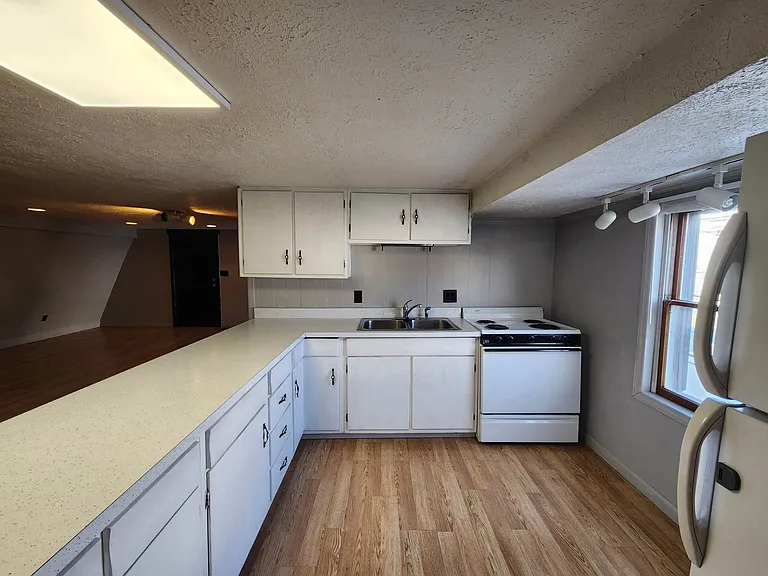 331 S Market St — Photo 7