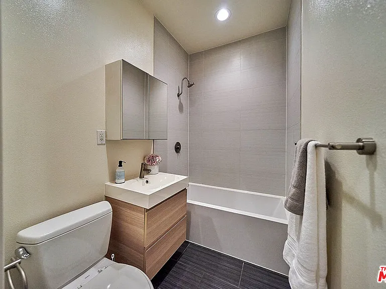 614 N Genesee Ave — Photo 14
