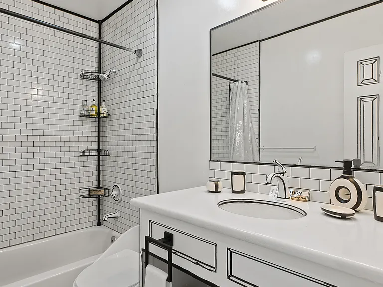 2815 E 64th St #4 — Photo 32