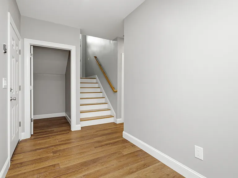 470 Oakville Ave — Photo 9