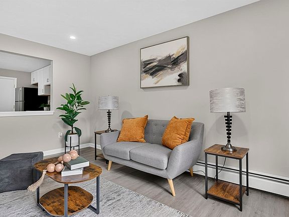 3rd image of 924 Main St APT 23