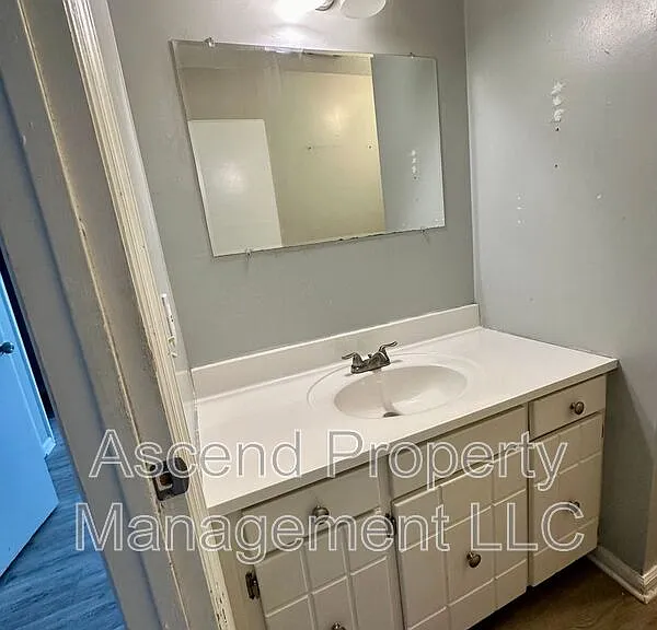 2410 Lyndon Ave #8 — Photo 10