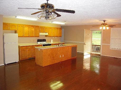 3rd image of 1355 Holiday Hills Ln