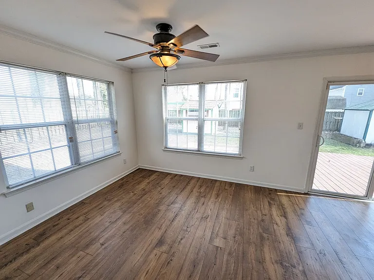 204 Burgundy Rd — Photo 4