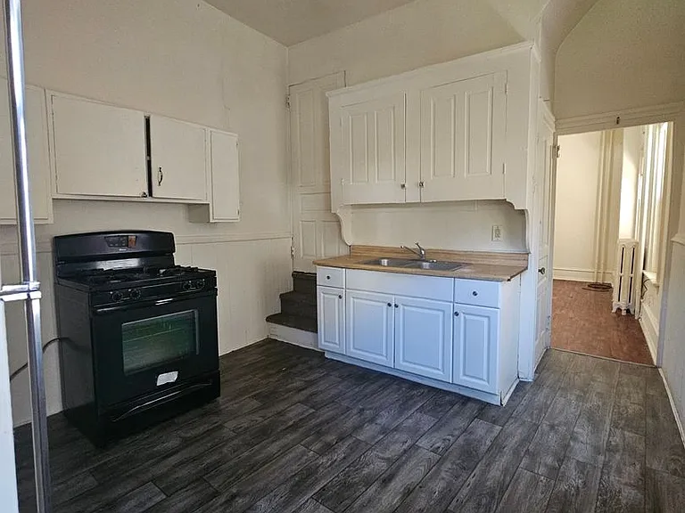 205 W King St — Photo 3