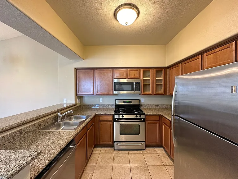 1621 Queen Victoria St #201 — Photo 10