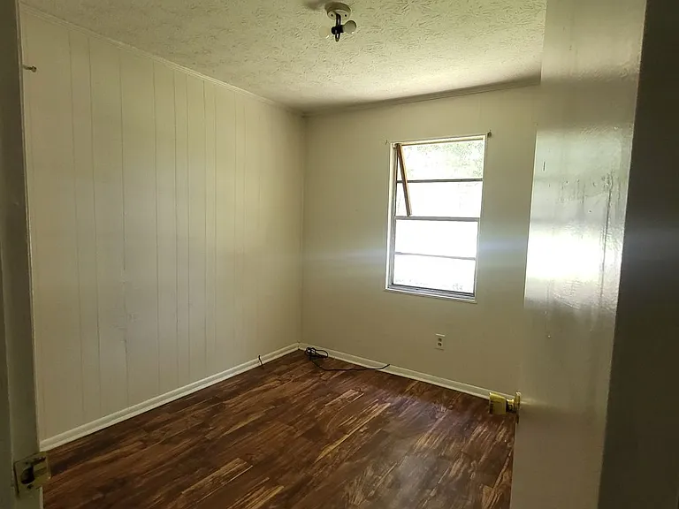 302 Larsen St — Photo 5