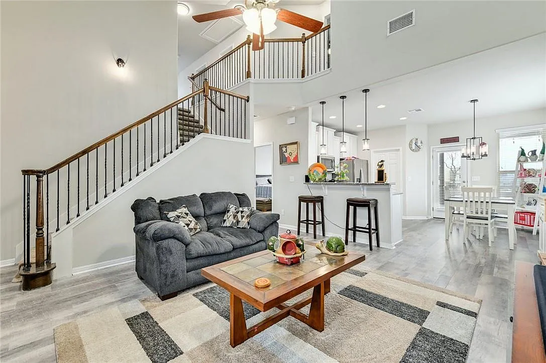 4 bed, 2.5 bath, 2157 sqft, $2,375 — Photo 4