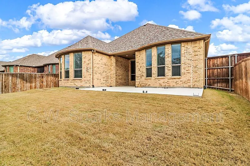 3 bed, 2.0 bath, 1967 sqft, $2,900 — Photo 3