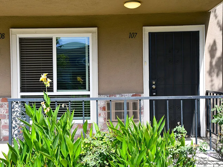 660 S Glassell St #107 — Photo 2