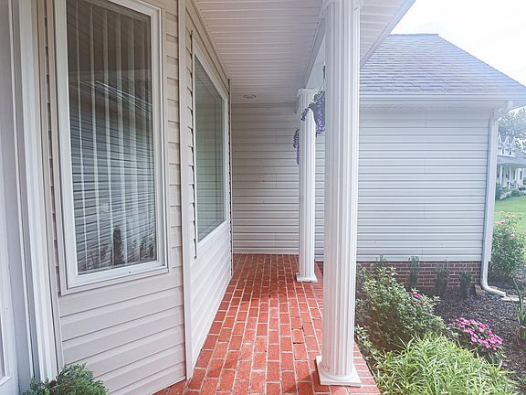 4th image of 165 Oxford Ln
