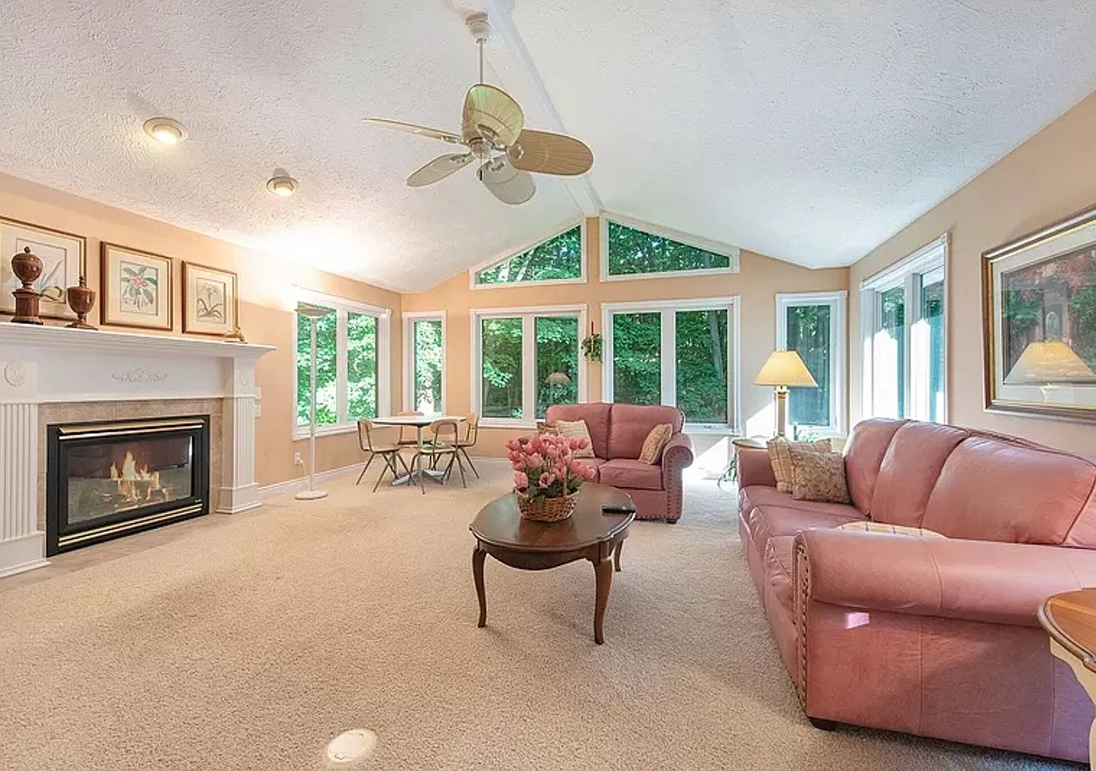 Beautiful 3BD/2.5BA Ranch in Park-like Setting — Photo 3