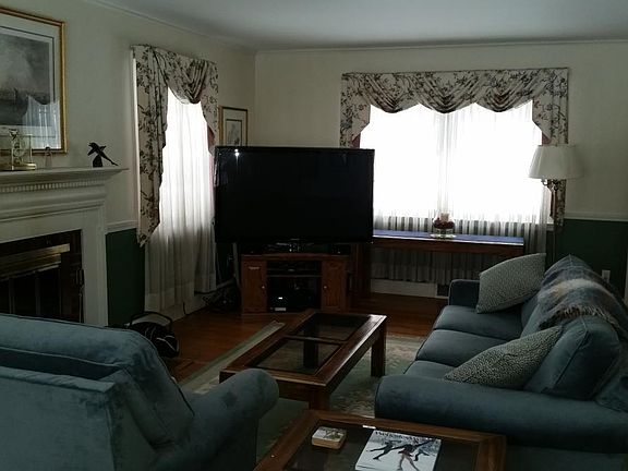 Living Room has working fireplace pic 2