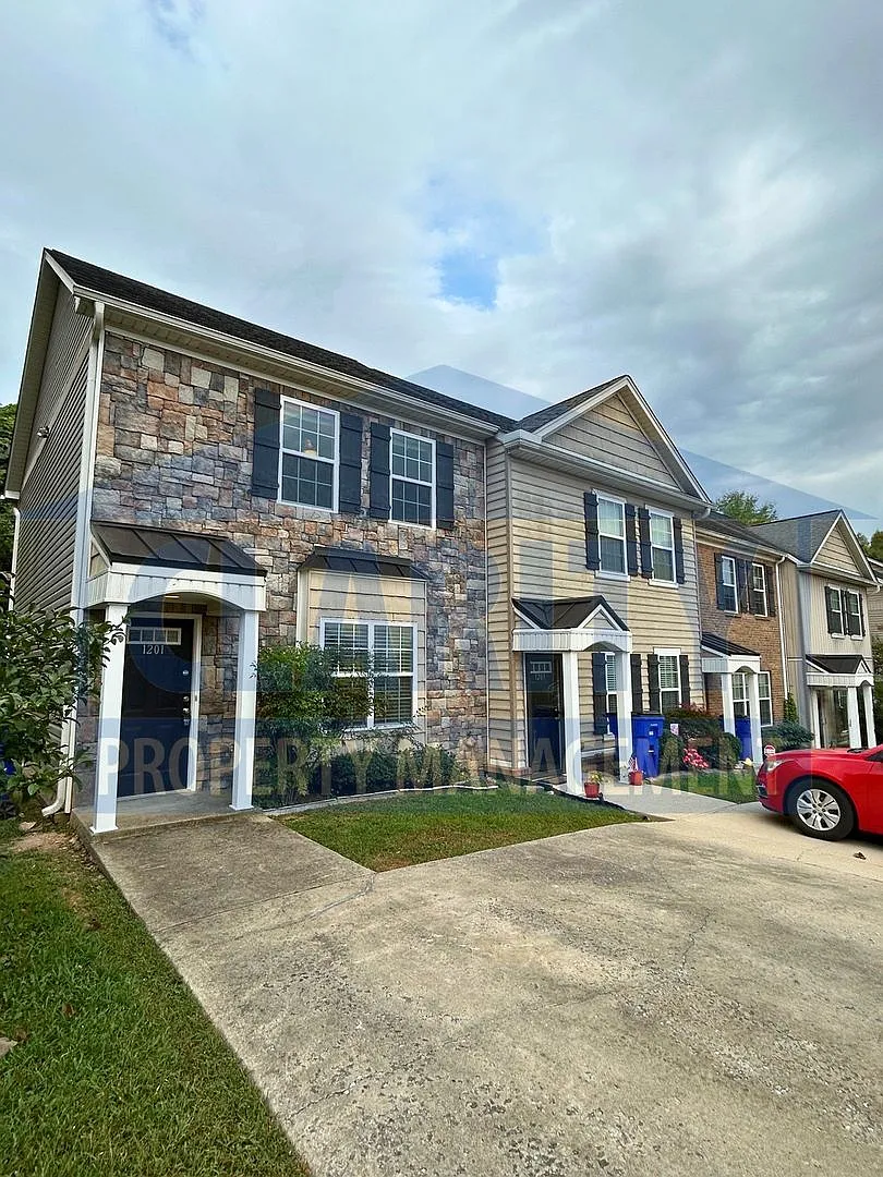 Beautiful two-bedroom townhome! — Photo 1