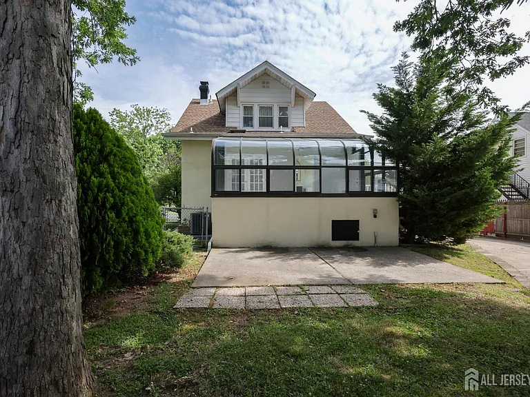 657 Amboy Ave — Photo 14
