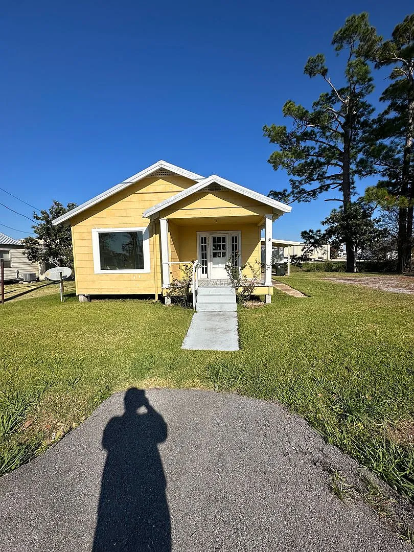 Spacious 3BR/1BA Home in Houma - 1,000 Sq Ft — Photo 3