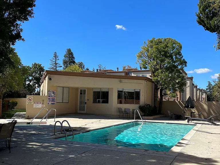 22321 Victory Blvd — Photo 4