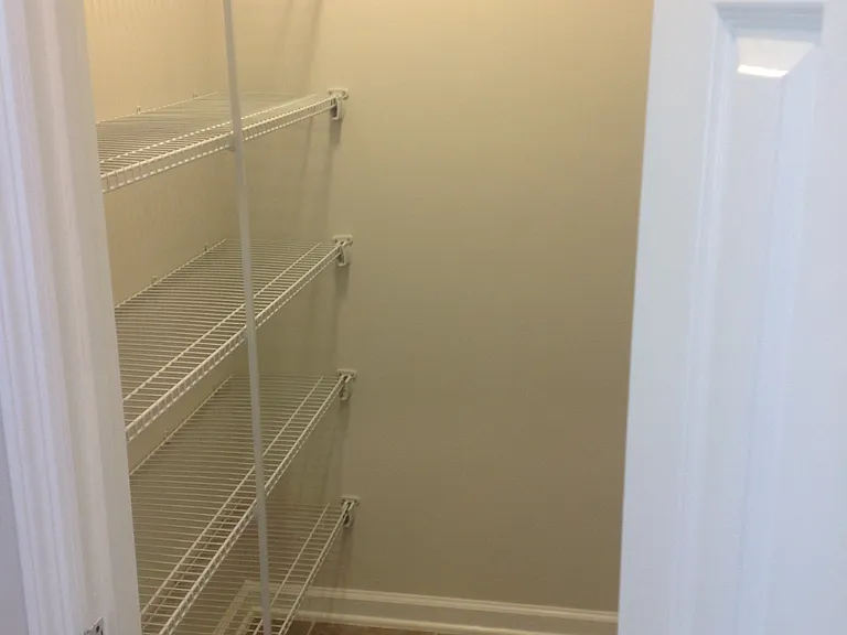 498 Richmond Dr — Photo 5