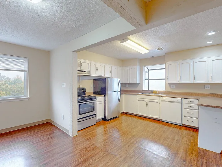 Skyline Apartments — Photo 14