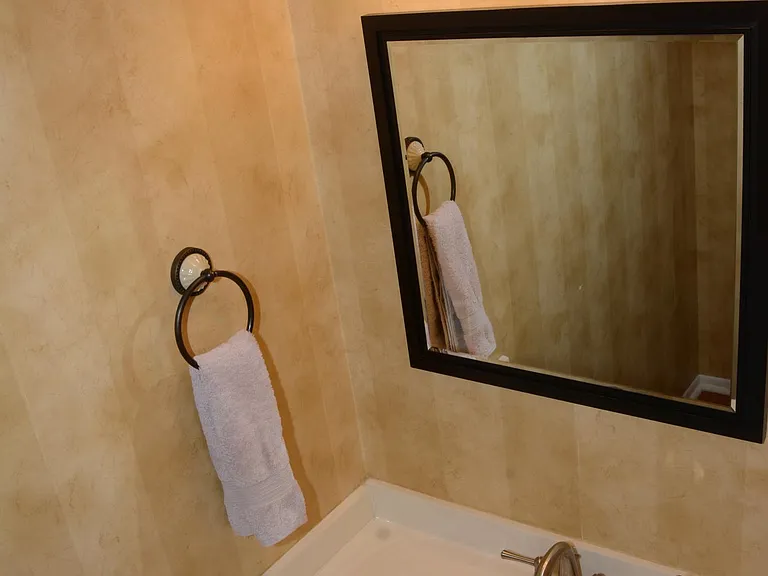 8811 Hawthorne Dr — Photo 9