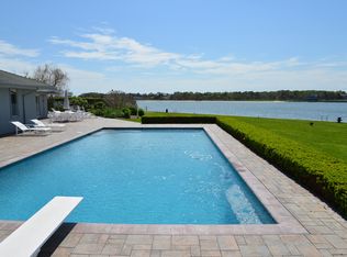 32 Oak Ln, Hampton Bays, NY 11946