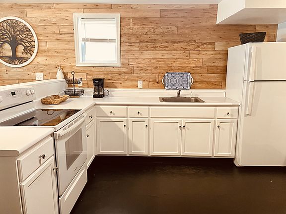 5th image of 4709 S Carrollton Ave #1