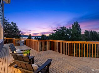8440 NE Gordon Dr, Bainbridge Island, WA 98110
