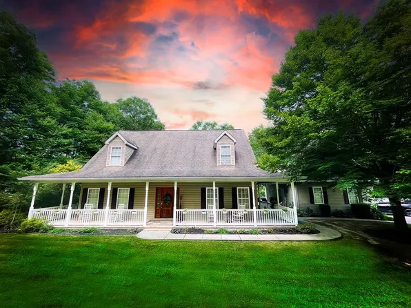 213 Whispering Ln, Fayetteville, WV 25840