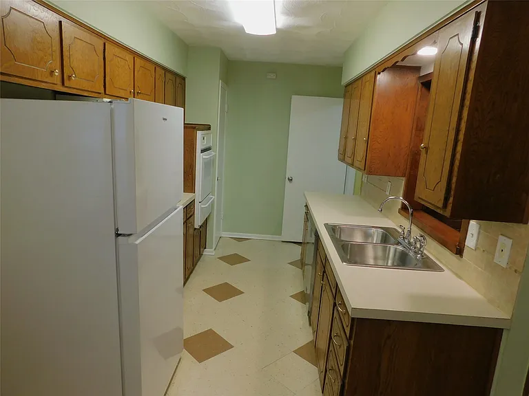 2445 Eastbrook Dr — Photo 5