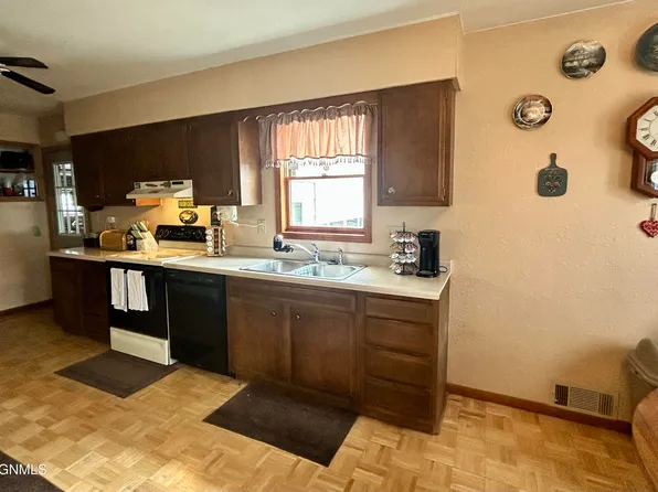 311 Walnut St, Turtle Lake, ND 58575